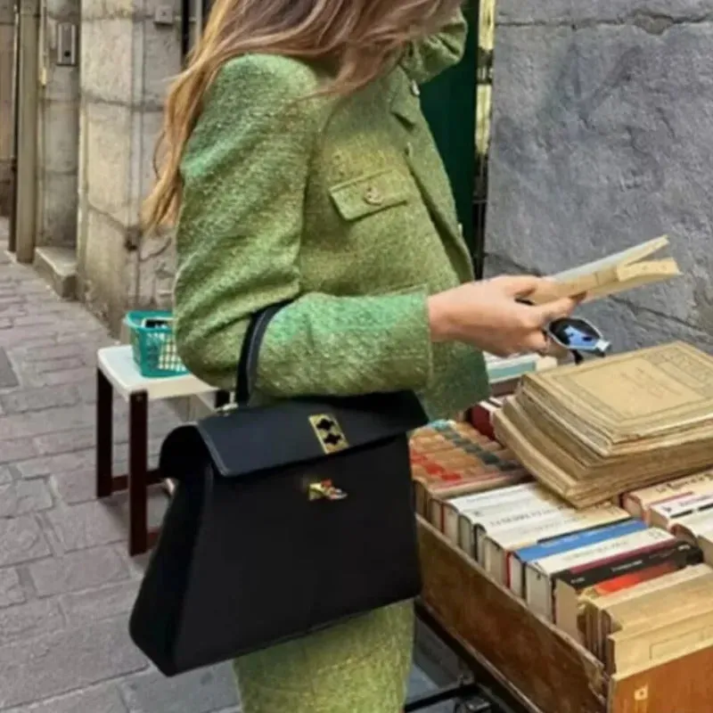Chic Tailored Suit: Sophisticated Two-Piece Set