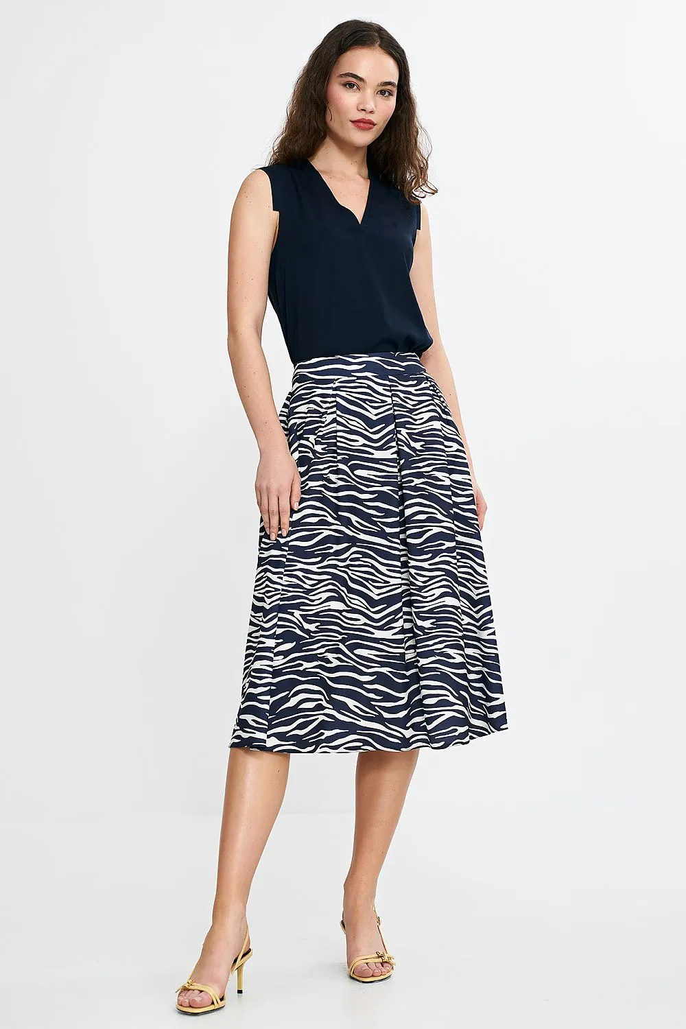 Elegant skirt with a regular cut