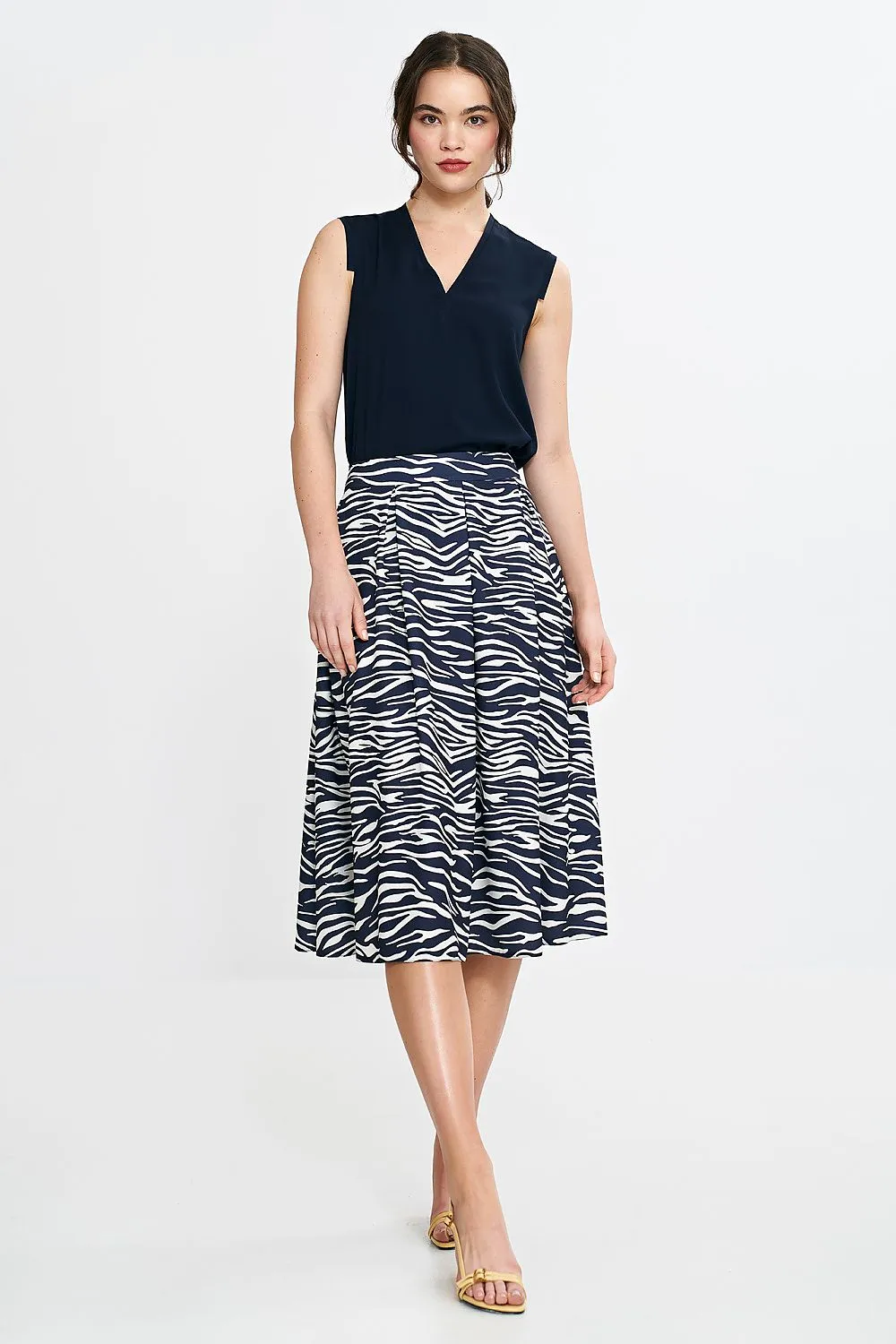 Elegant skirt with a regular cut