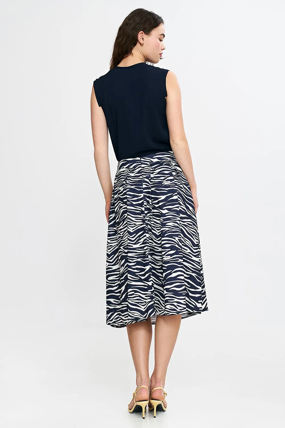 Elegant skirt with a regular cut