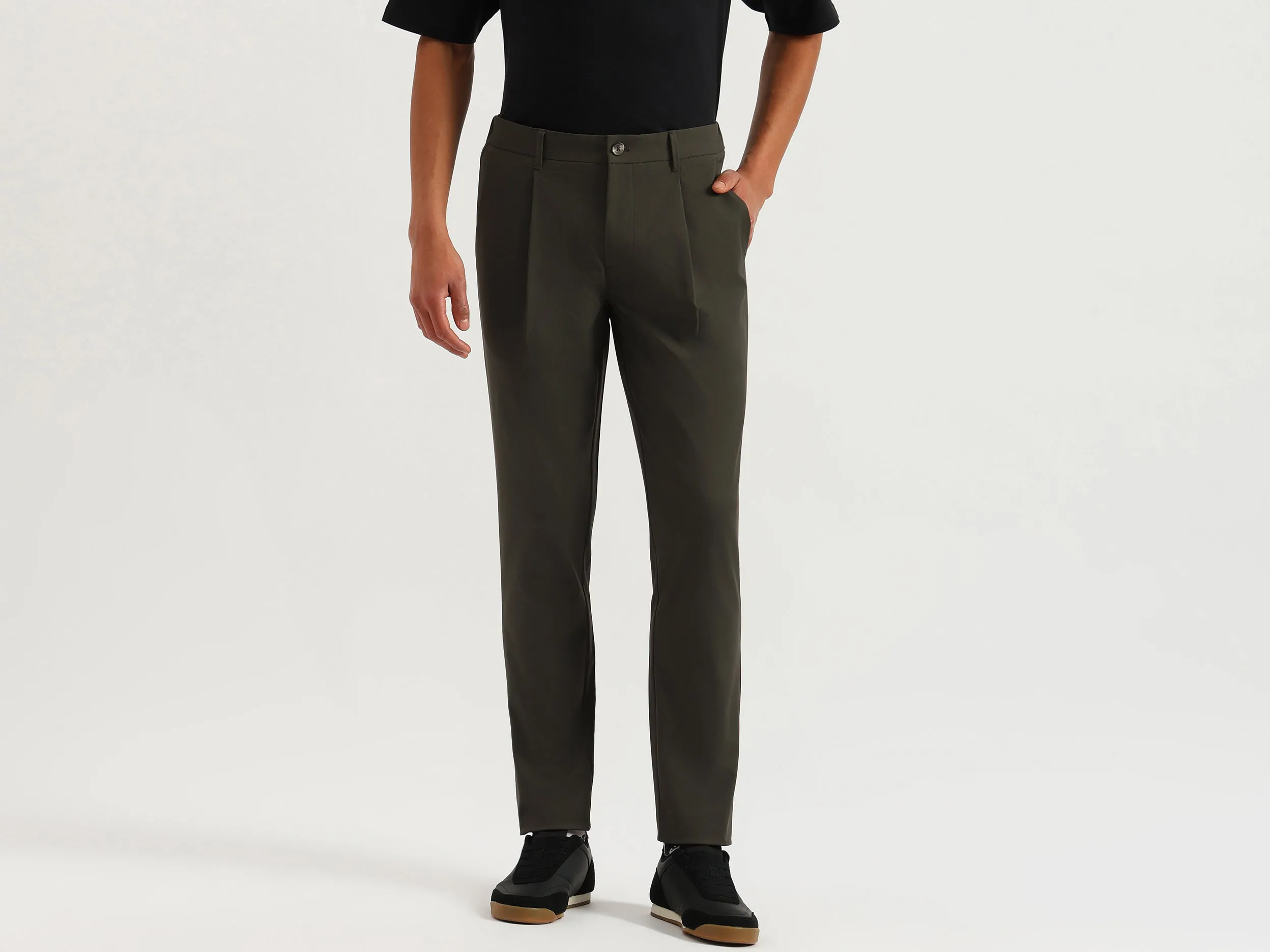 Solid Relaxed Fit Pleated Trousers